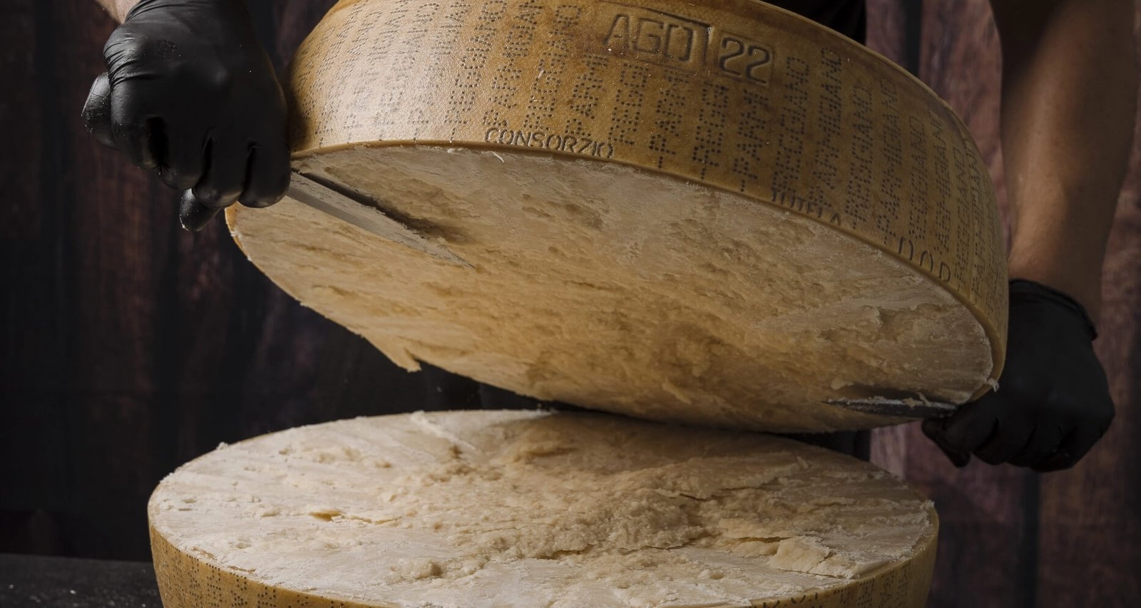 Apertura artigianale di una forma di Parmigiano Reggiano stagionato