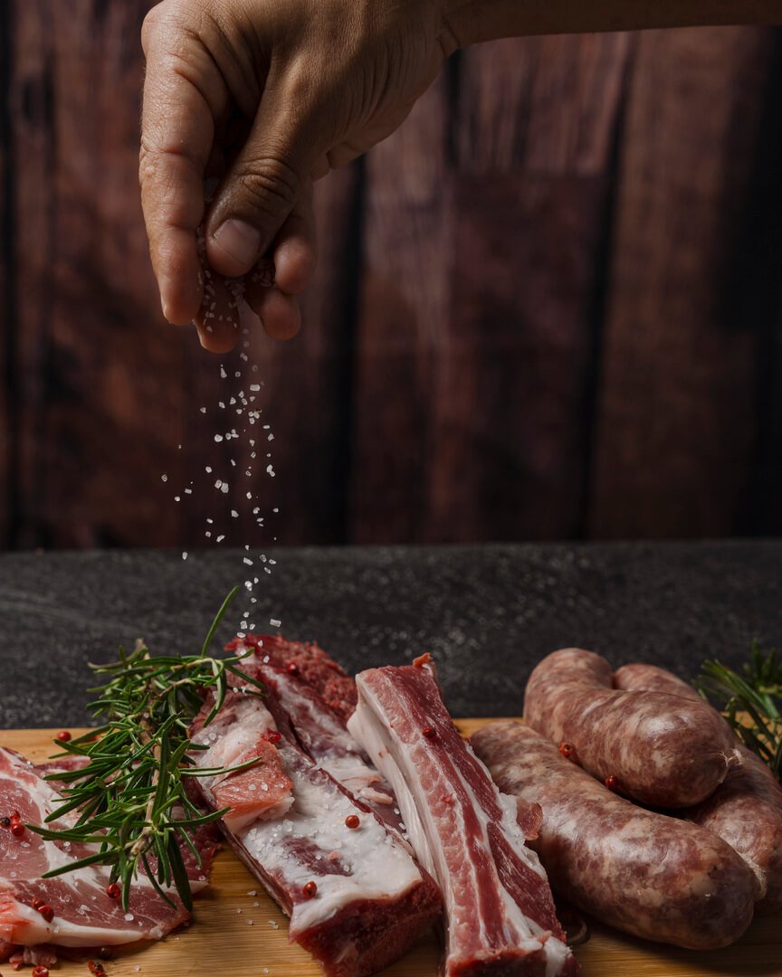 Costine e salsicce fresche condite con sale e rosmarino Carlo Poma