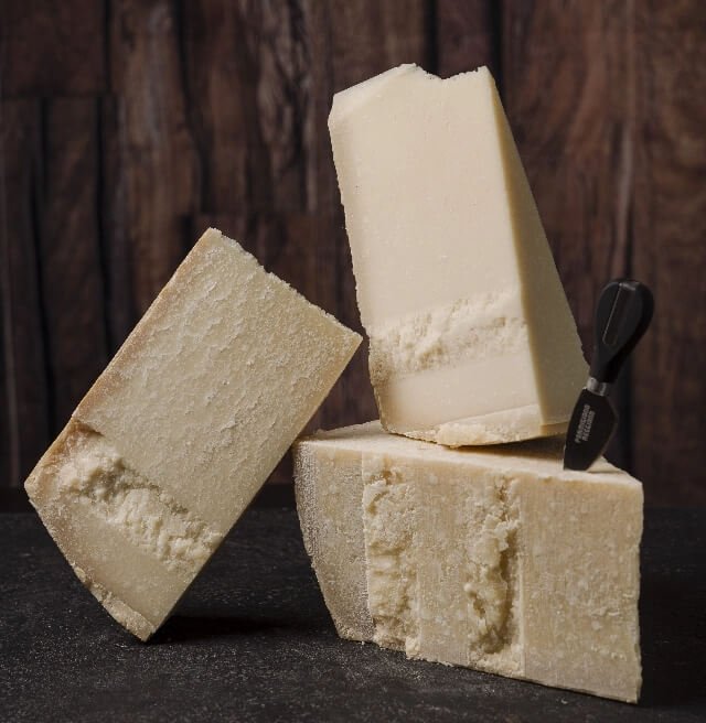 Pezzi di Parmigiano Reggiano stagionato con coltellino da degustazione