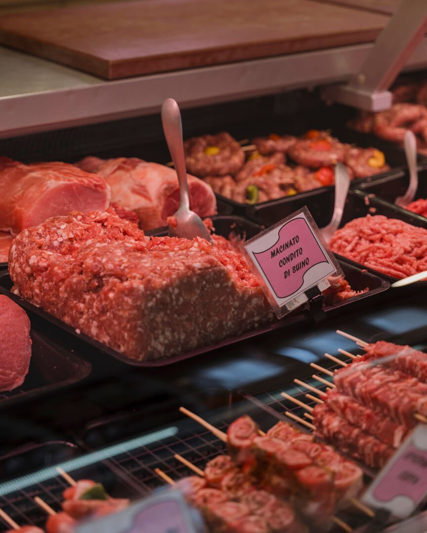Macinato condito di suino esposto al banco Carlo Poma