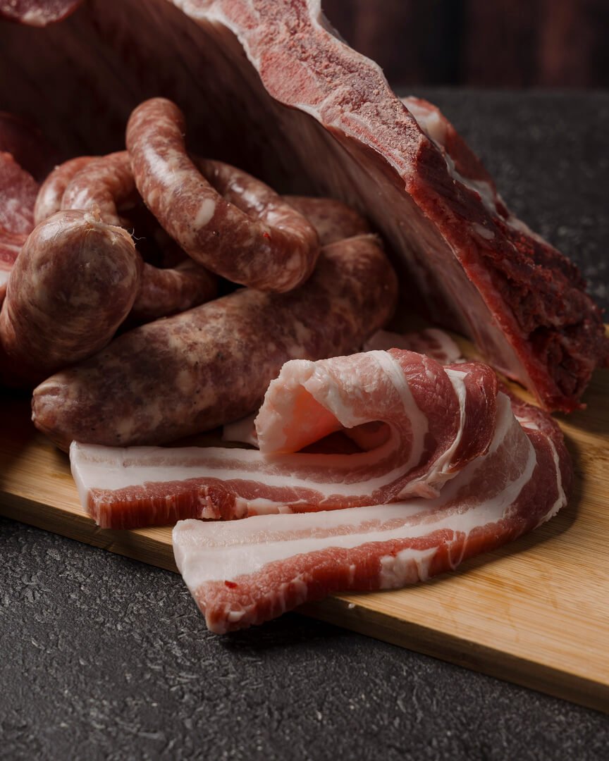 Pancetta fresca e salsicce artigianali su tagliere Carlo Poma