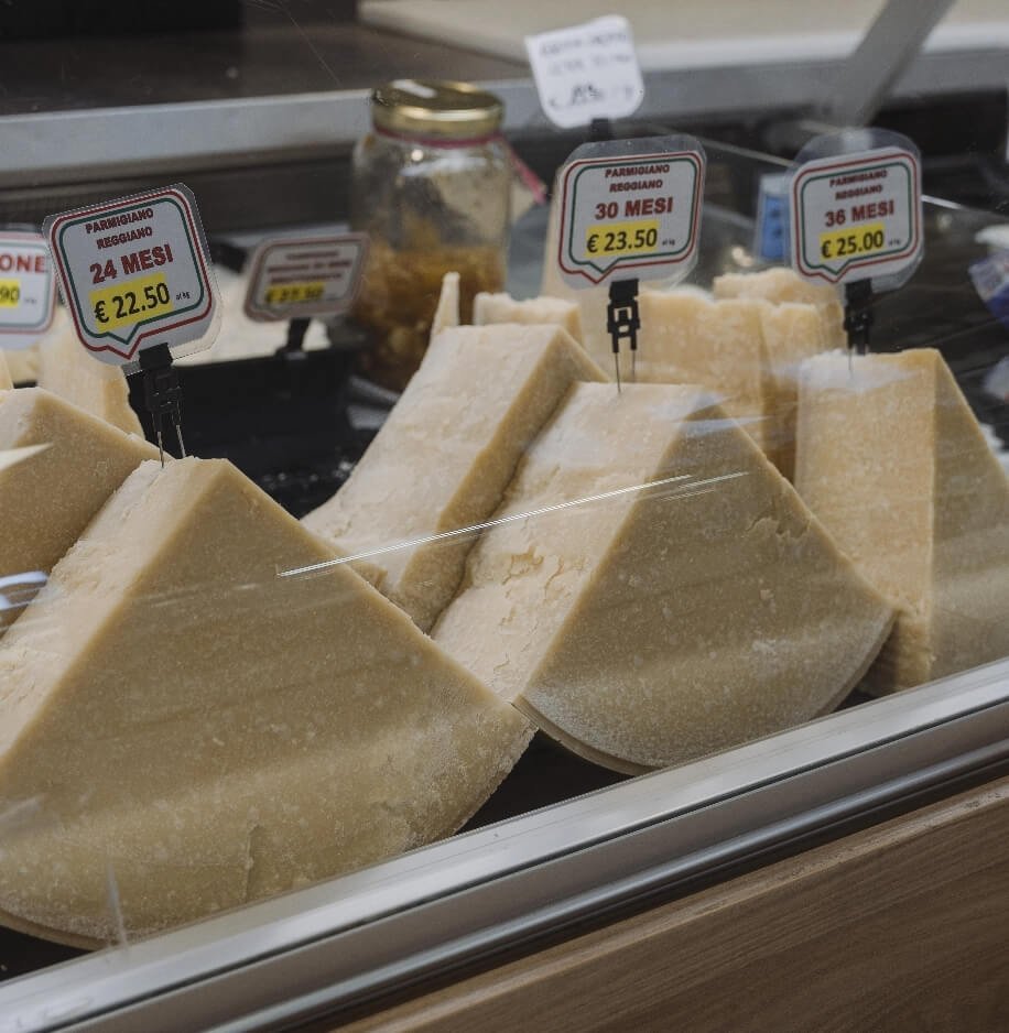 Banco gastronomia con Parmigiano Reggiano stagionato 24, 30 e 36 mesi