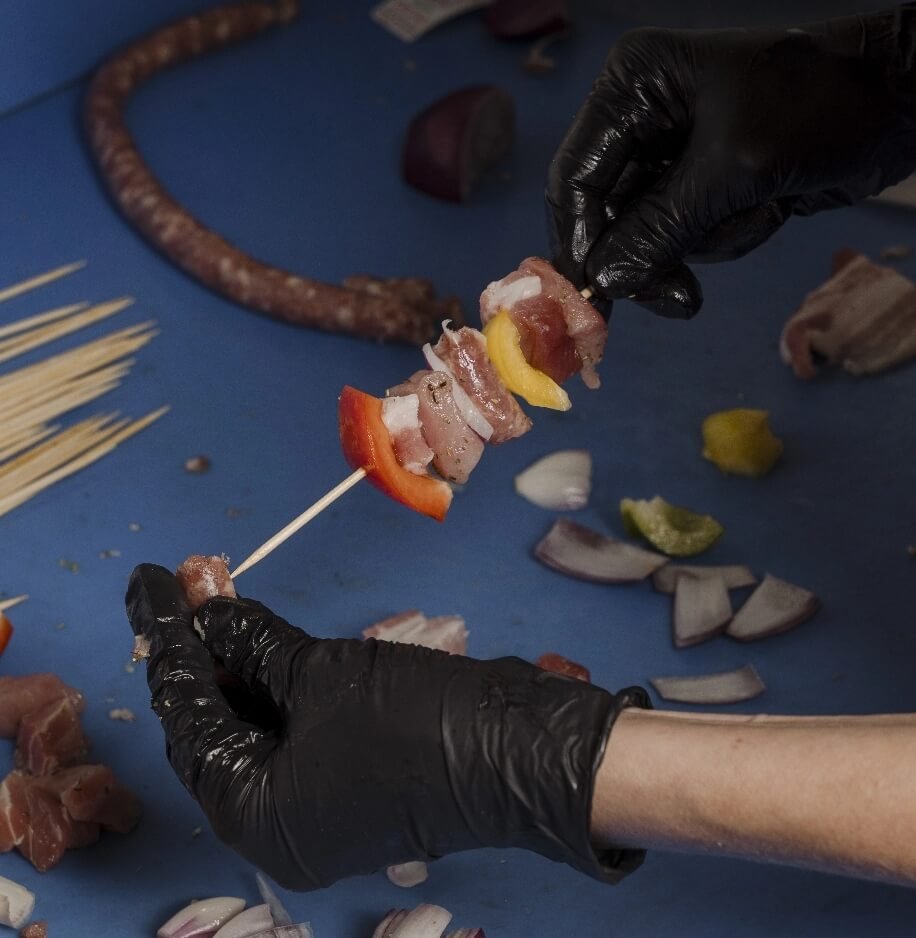 Preparazione di spiedini freschi di carne e verdure in macelleria