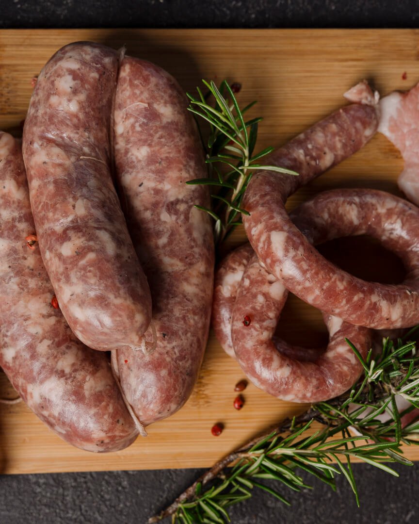 Salsicce fresche artigianali con rosmarino su tagliere Carlo Poma