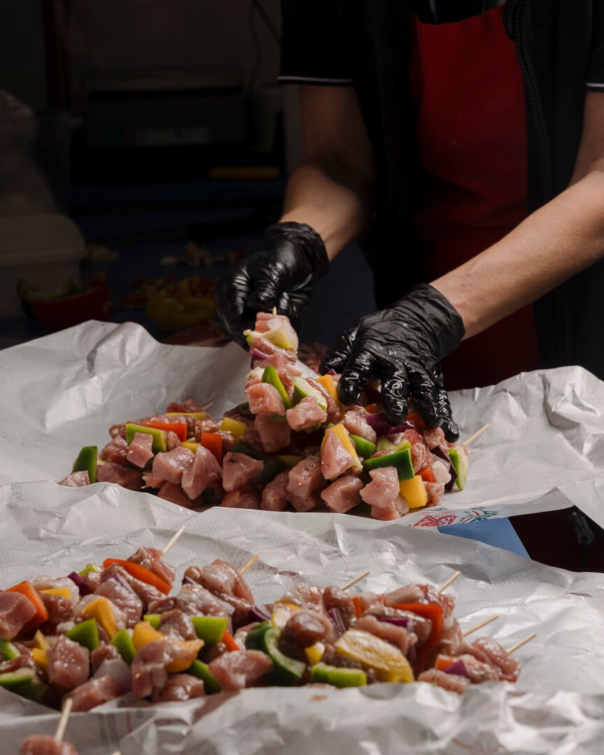 Spiedini di carne fresca con verdure pronti per la vendita Carlo Poma