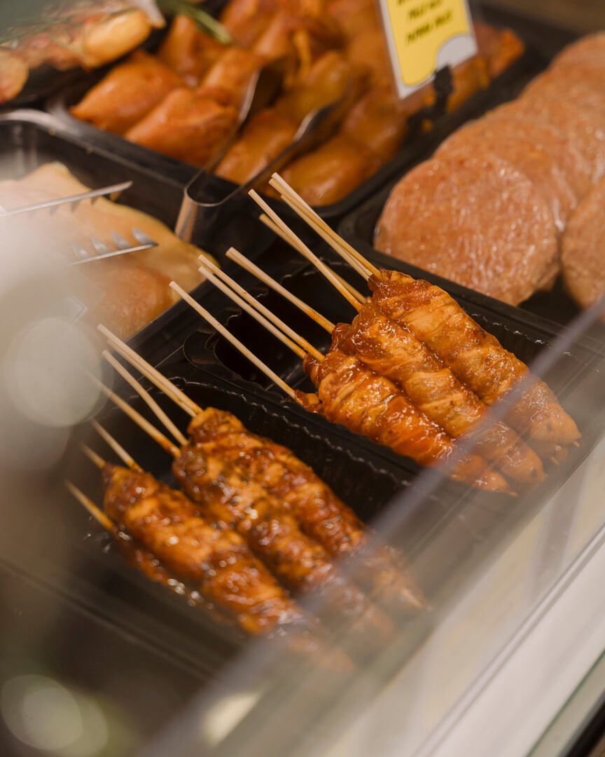 Spiedini di carne marinata esposti al banco Carlo Poma