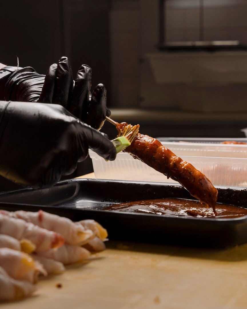 Spiedino artigianale immerso in salsa marinata Carlo Poma