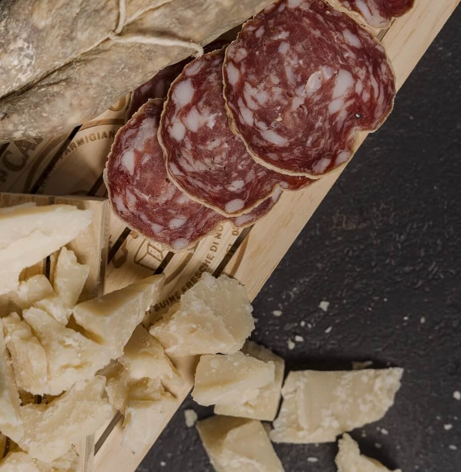 Tagliere con salame artigianale e Parmigiano Reggiano