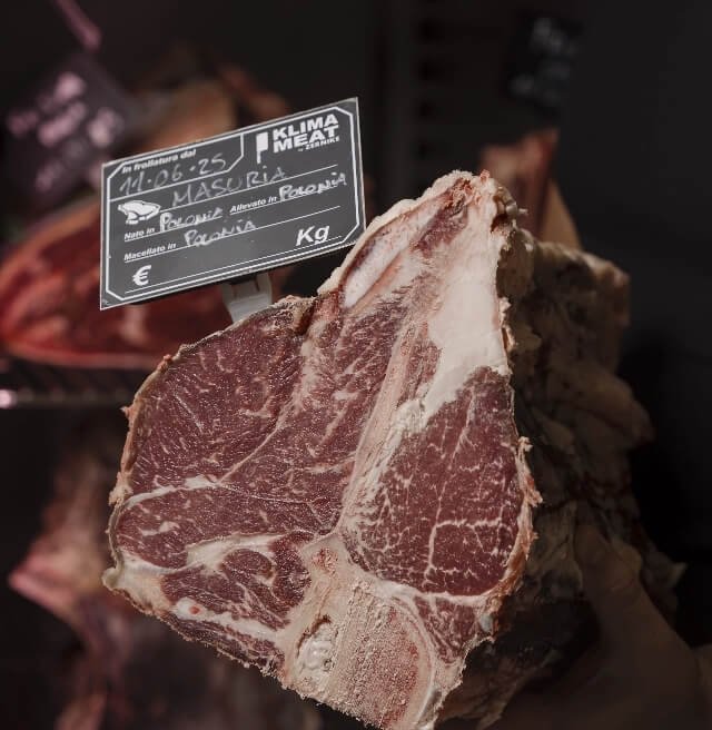 Taglio di carne Masuria frollata esposto in macelleria