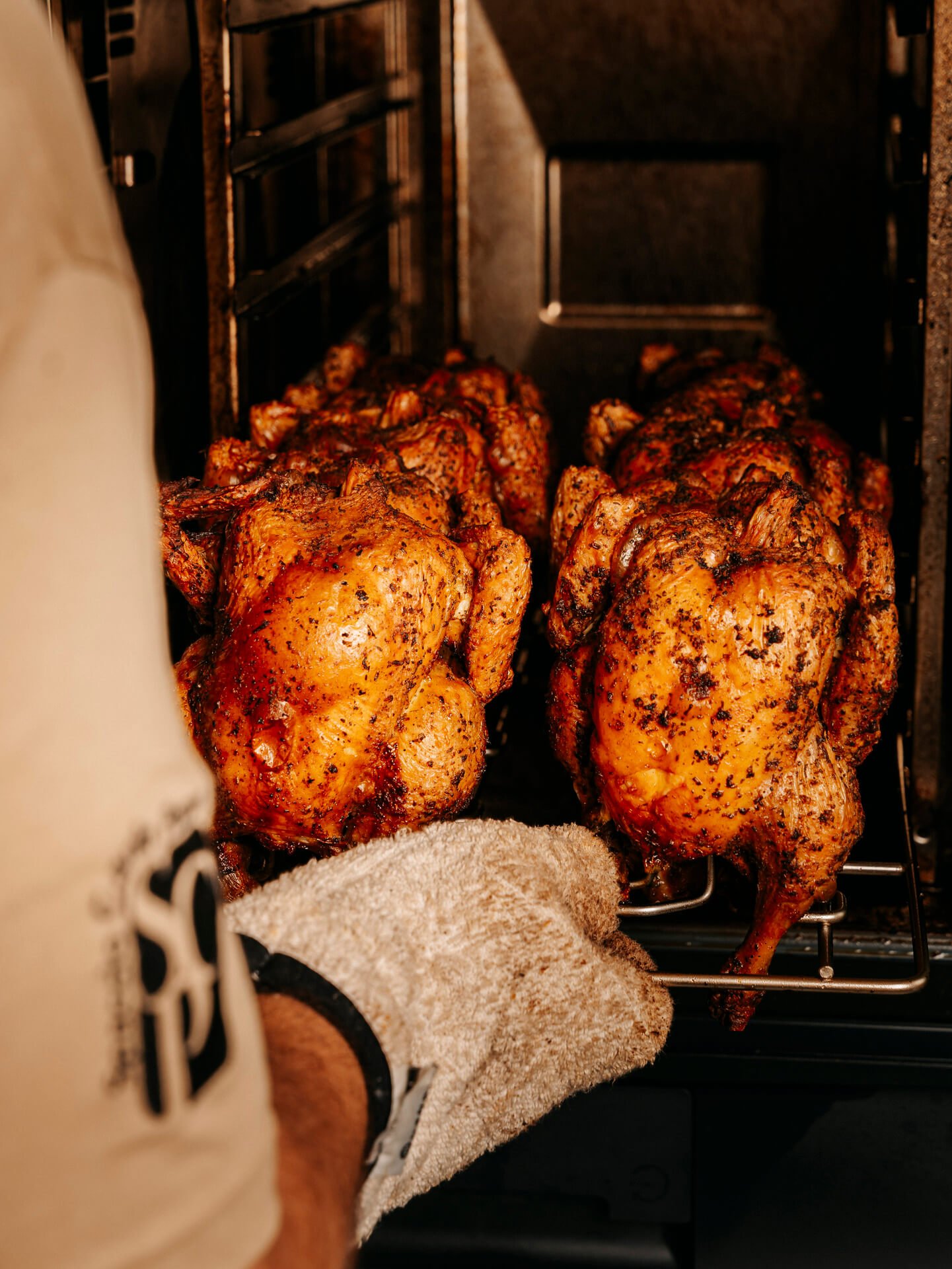 Cottura polli allo spiedo nel laboratorio Carlo Poma