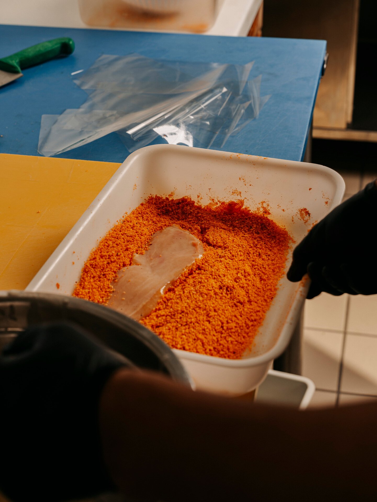 impanatura-cotoletta-preparazione-laboratorio-spacciocarlopoma Cotoletta impanata in preparazione nel laboratorio Carlo Poma