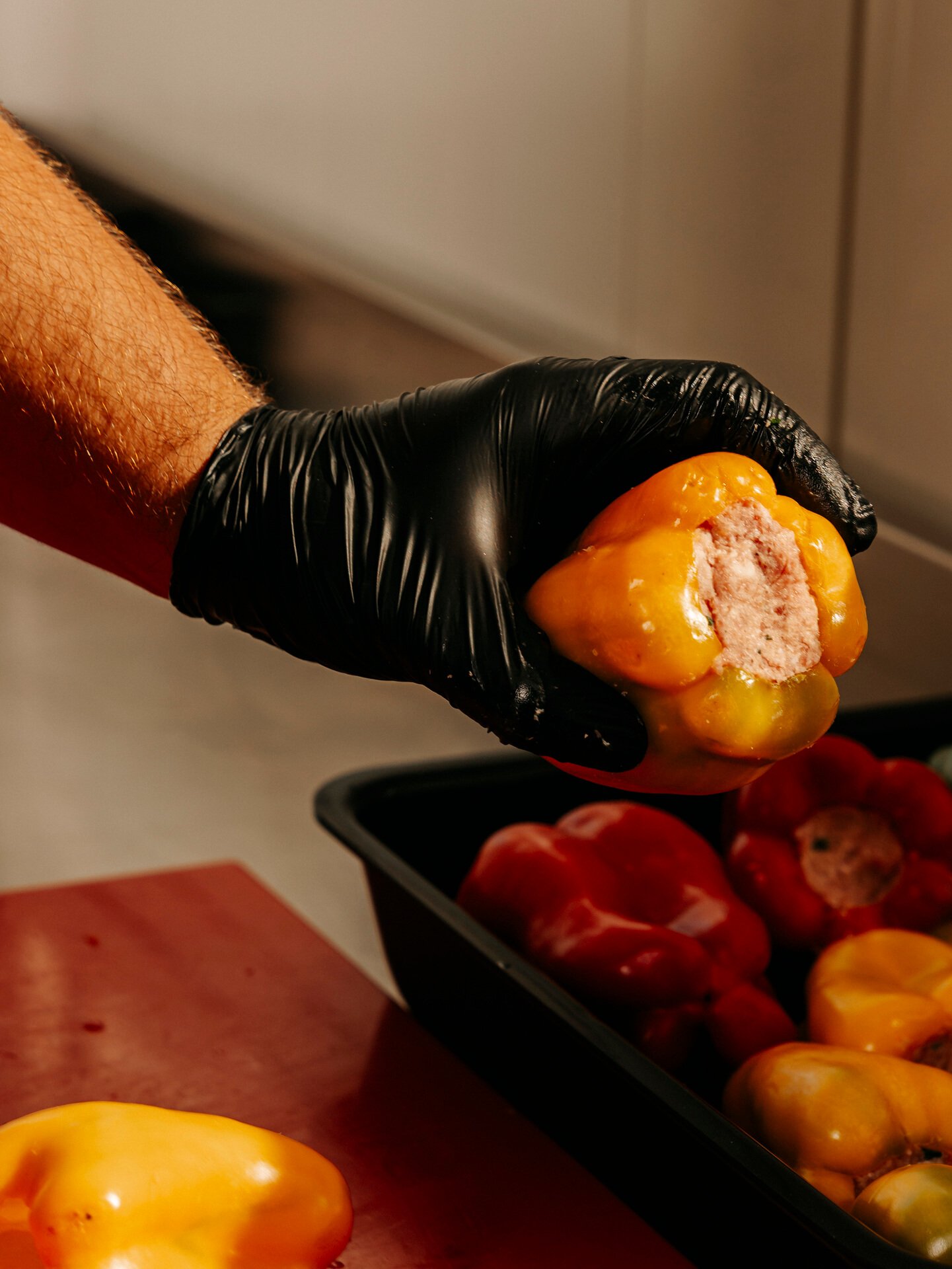 peperoni-ripieni-preparazione-laboratorio-spacciocarlopoma Addetto prepara peperoni ripieni nel laboratorio Carlo Poma