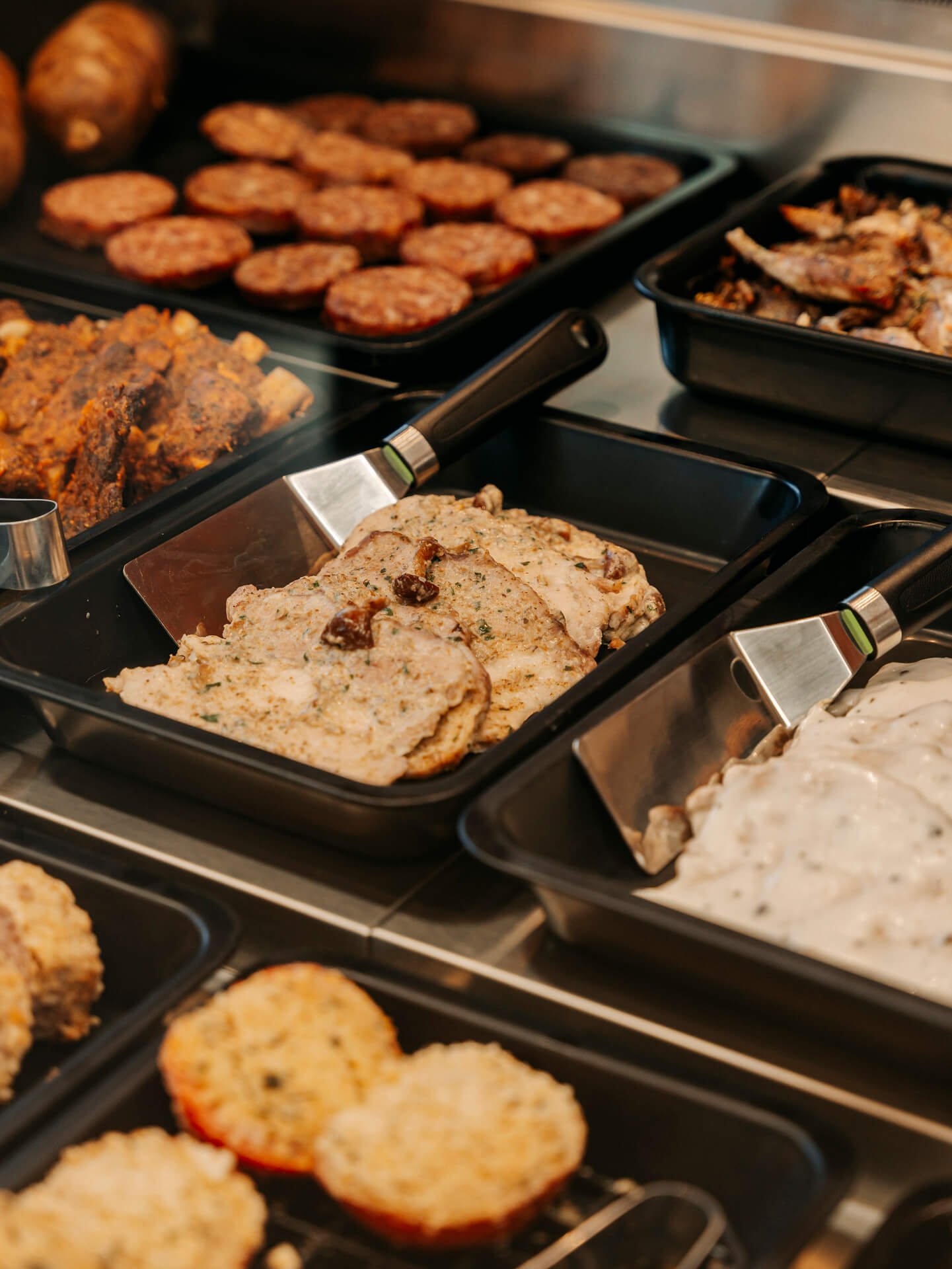 piatti-pronti-banco-gastronomia-carne-spacciocarlopoma Piatti pronti di carne esposti al banco gastronomia Carlo Poma