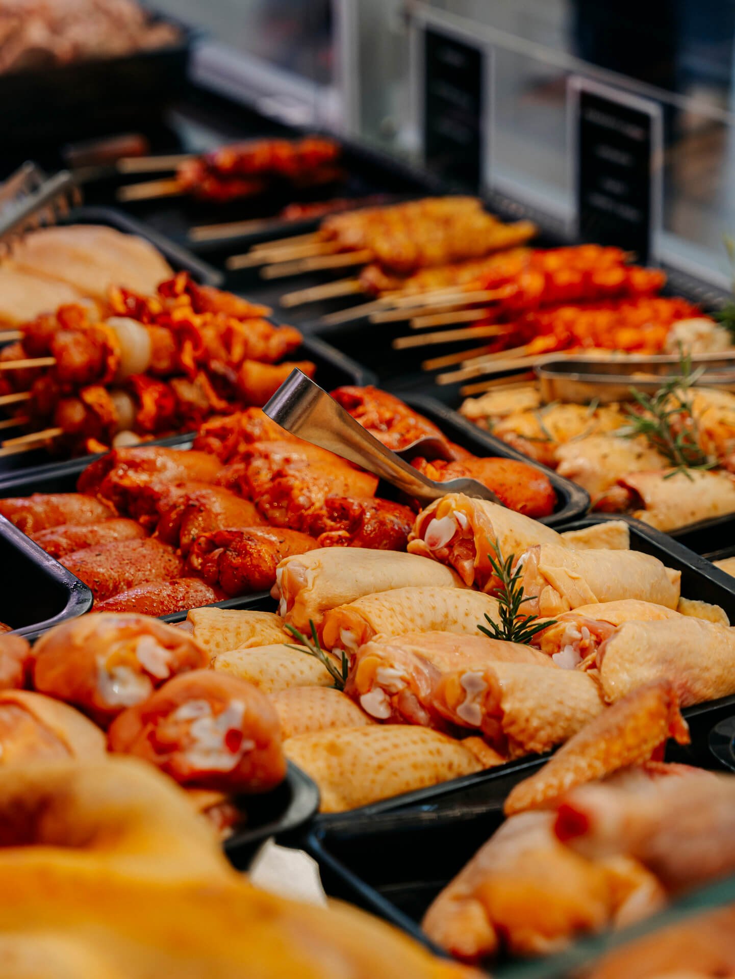 Pollo e spiedini marinati al banco carne Carlo Poma