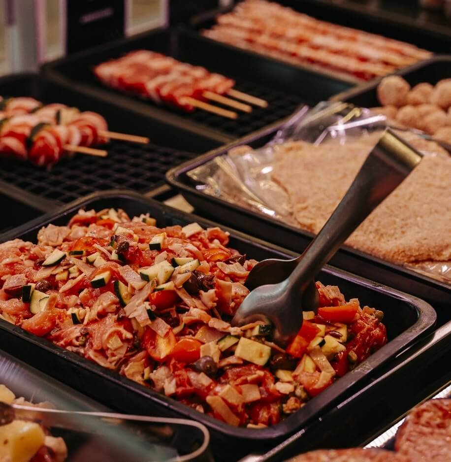 Straccetti di carne e spiedini pronti in gastronomia Carlo Poma