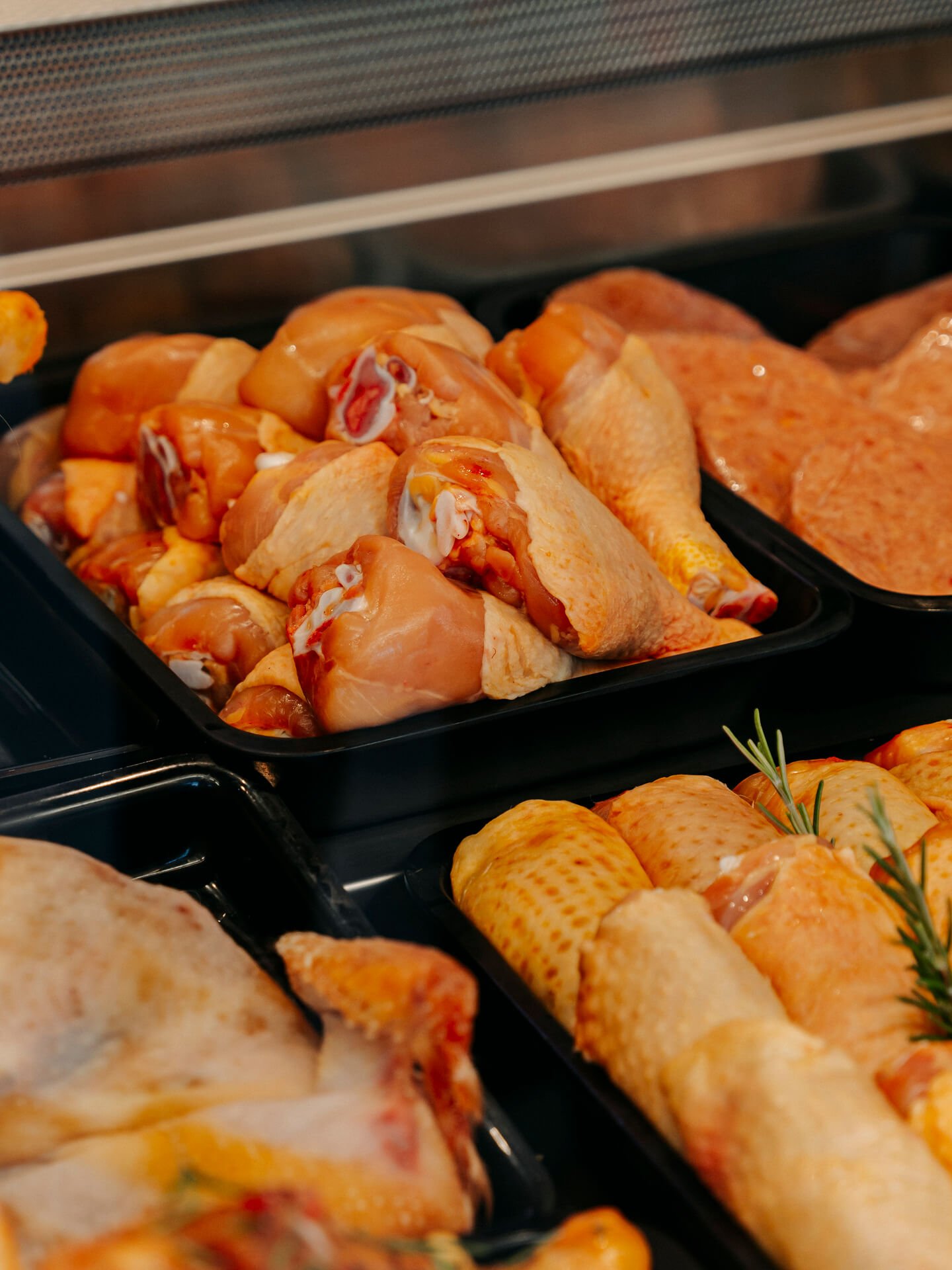 Tagli di pollo freschi al banco macelleria Carlo Poma